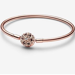 Brand new Pandora moment sparkling snowflake bangle